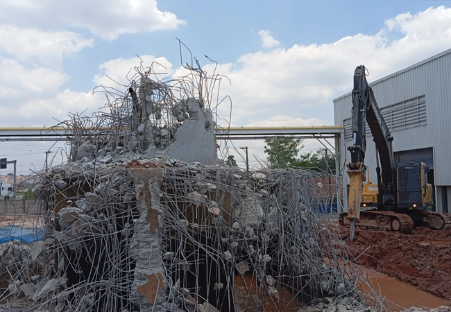 Empresa Demolidora J.Neto em ação